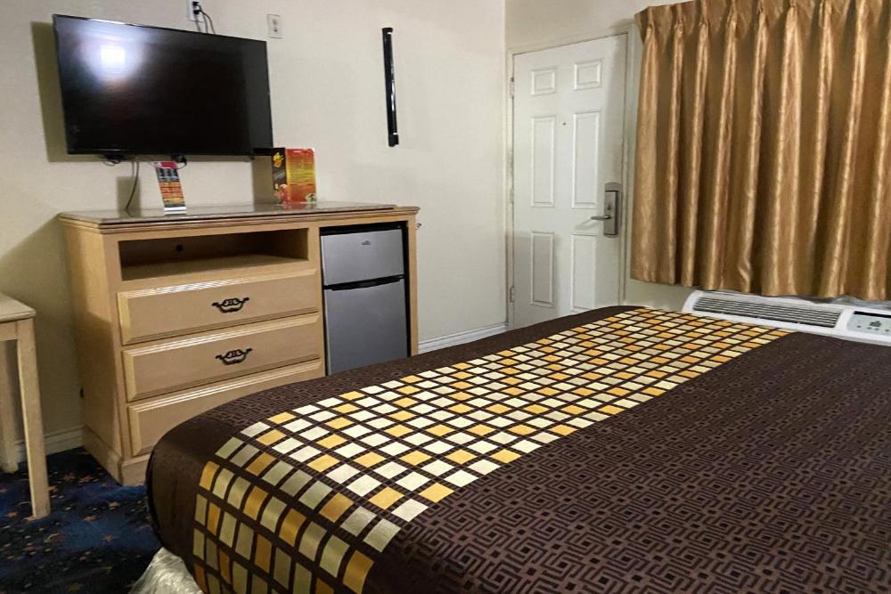 King Bed Non-Smoking interior